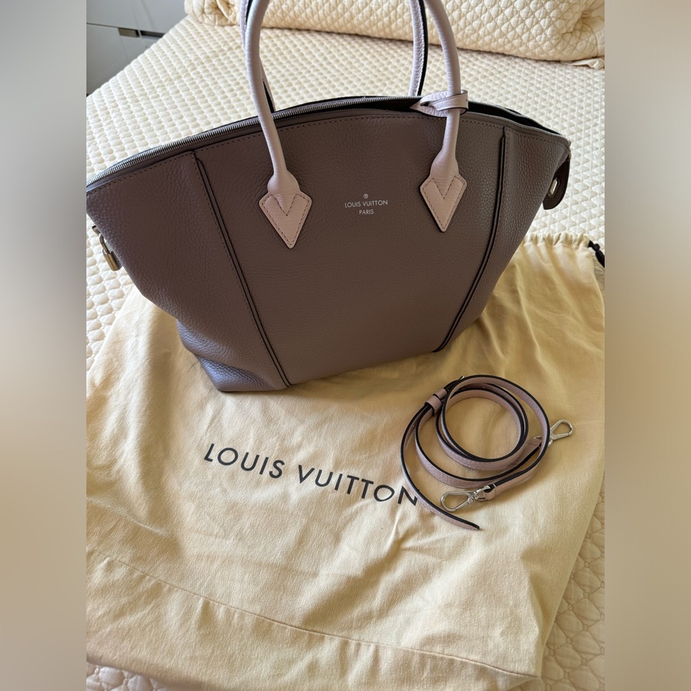 AUTHENTIC LOUIS VUITTON PARNASSUS LOCKIT MM HANDBAG.